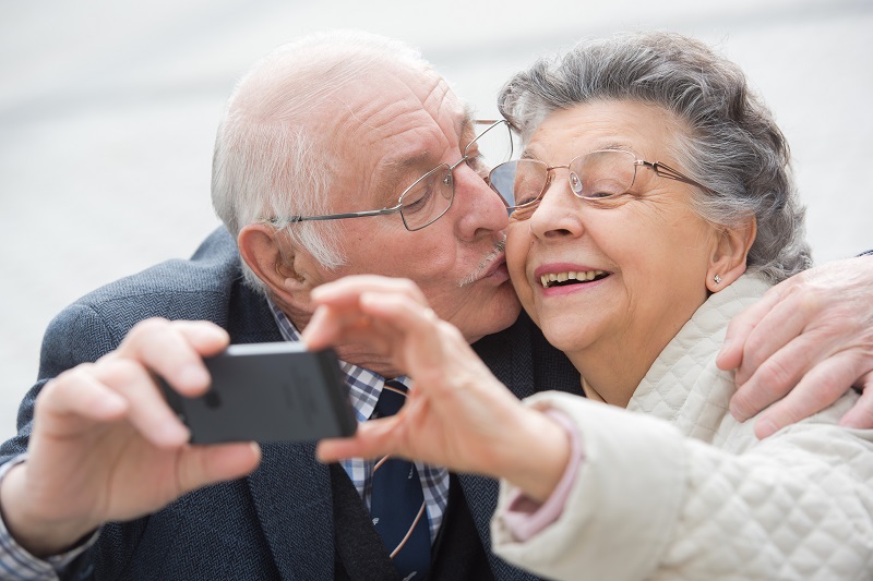 Ein Senioren Smartphone kann für Leichtigkeit sorgen.