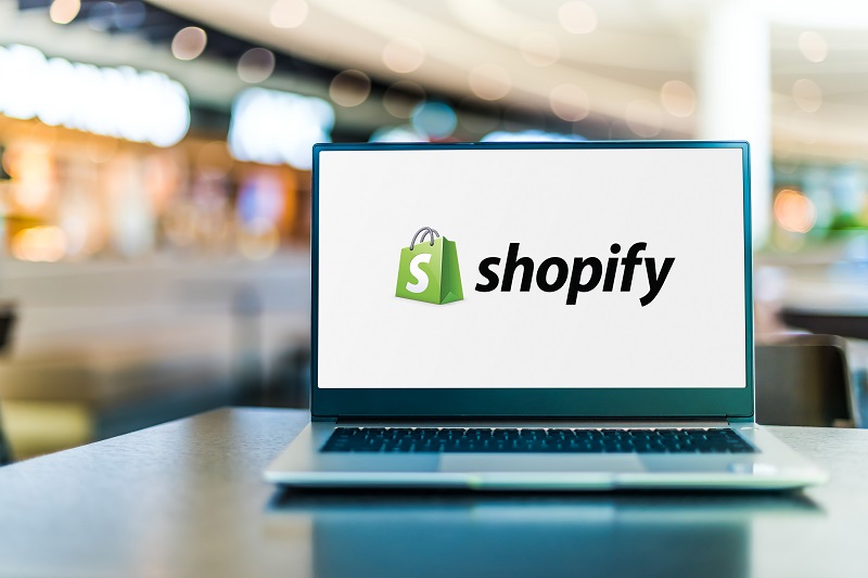 Ein E-Commerce Shop kann über Shopify entweder selbst aufgebaut werden oder mithilfe einer Shopify Agentur.